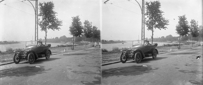 859143 Afbeelding van een automobiel (kenteken L 2585) op de Onderlangs langs de Rijn te Arnhem.